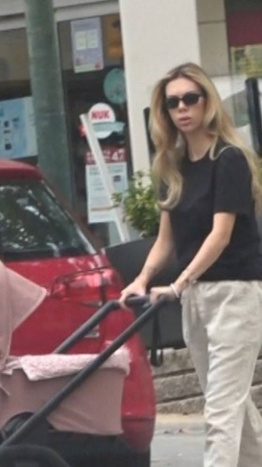 Alejandra Rubio ha sido vista paseando con la pequeña Tessa pocos días después de dar a luz