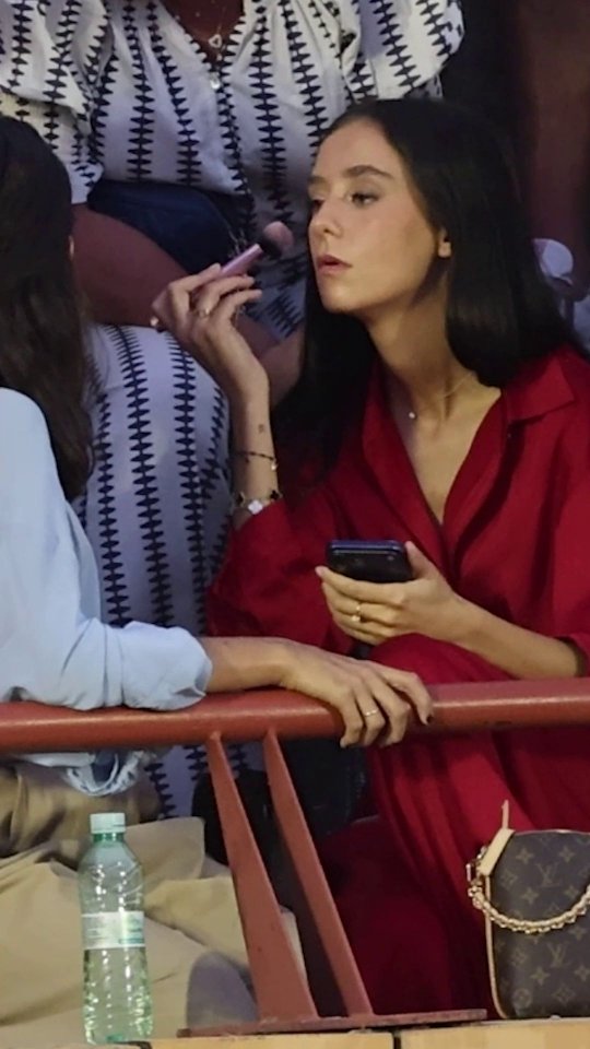 Victoria Federica retocándose el maquillaje mientras disfruta de los toros en la plaza de Móstoles, Madrid, donde este lunes toreaba su amigo, Roca Rey