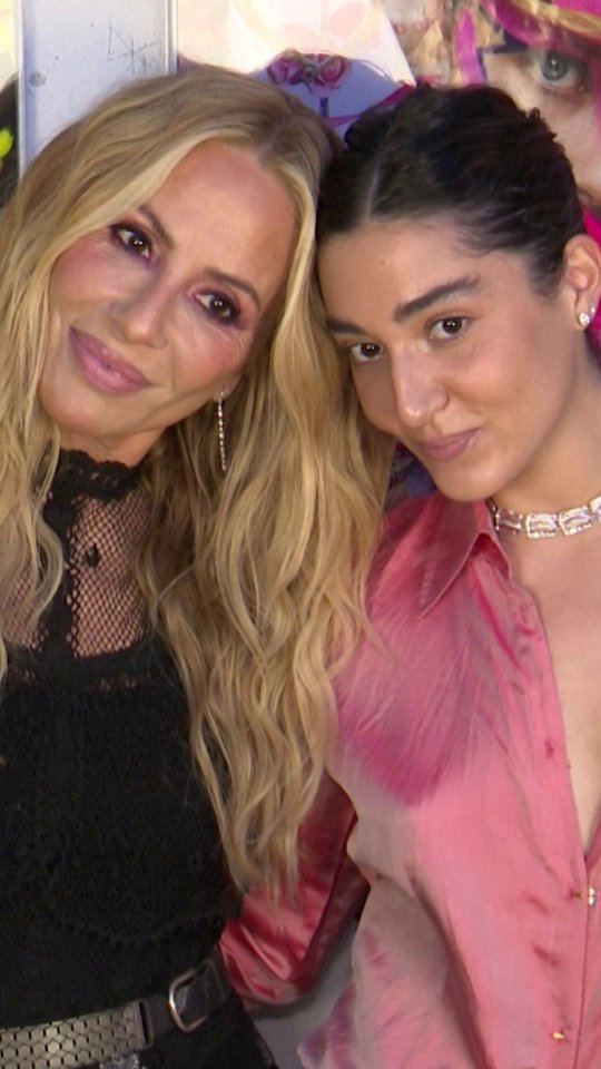Marta Sánchez (@martisimasanchez), apoyada por su hija, Paula Cabanas, en la inauguración de la primera exposición de la cantante como pintora, Pop Cut