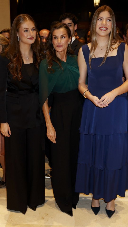 La cita más esperada en la agenda de la Familia Real ya ha llegado y don Felipe, doña Letizia y sus hijas, la princesa Sofía y la infanta Leonor ya están en Oviedo antes de la celebración de una nueva edición de la entrega de los premios Princesa de Asturias