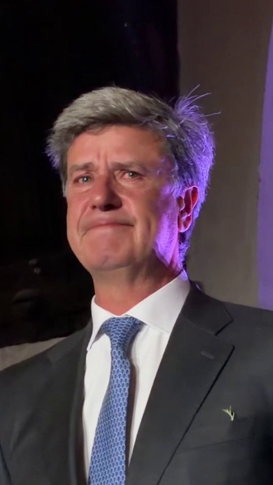 Cayetano Martínez de Irujo se emociona y no puede contener las lágrimas en el último homenaje a su madre, la duquesa de Alba, en el centenario de su nacimiento