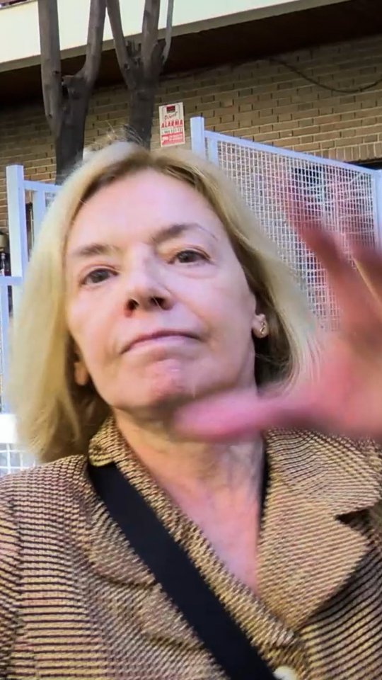 Mónica Medina, expareja de Emilio Gutiérrez Caba, ha perdido los nervios en plena mudanza y lo ha pagado con la prensa, agrediendo e insultando a los reporteros, rompiendo parte del equipo y arrojando una botella de champán.