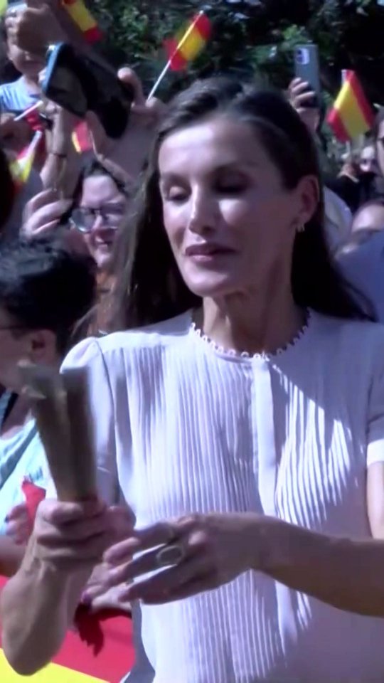 El momento en que la reina Letizia se abanica con un abanico que le regaló una señora durante su primera visita a Melilla donde han sido recibidos por miles de personas