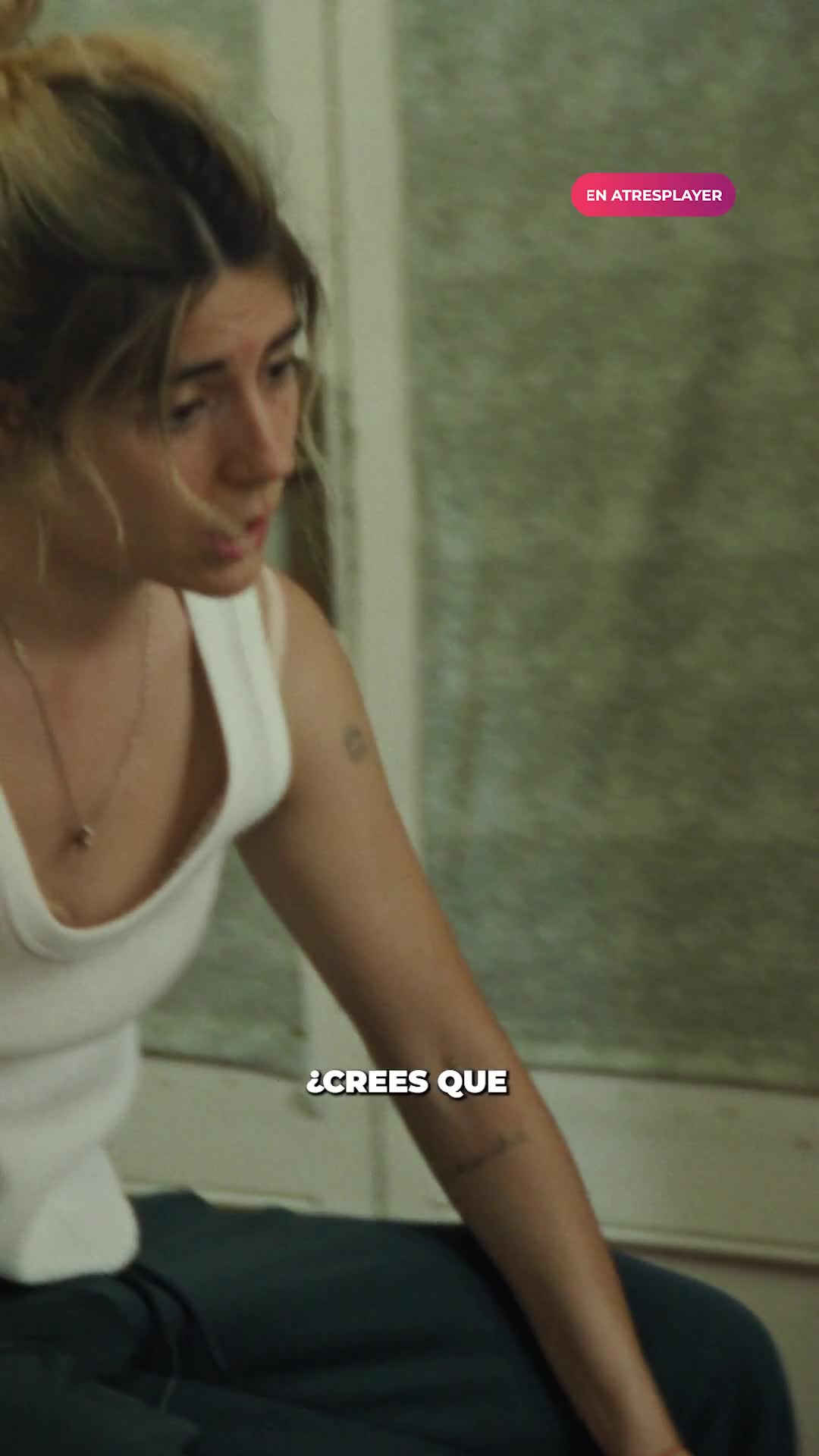 Nina (@luciadelapuerta) y Carmen (@ariadna.llobet) tratan de averiguar cuál era el otro curro de Leila.
