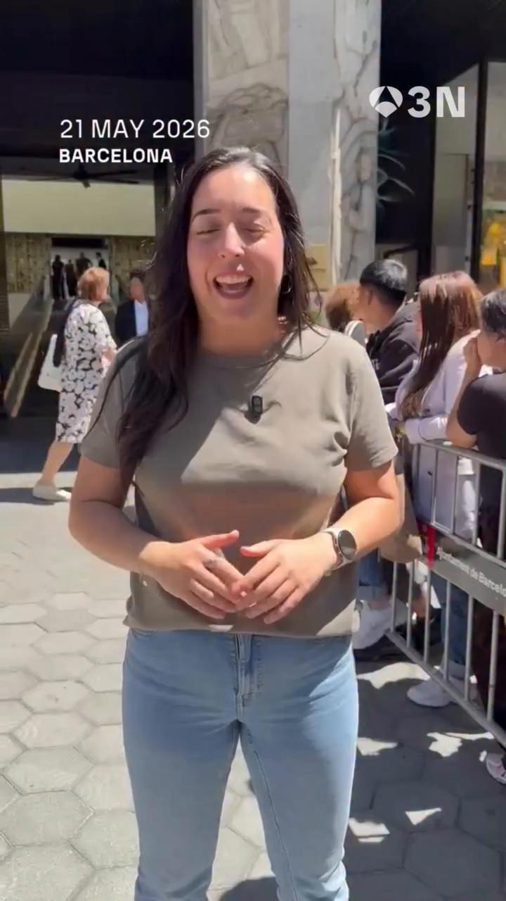 Fans esperan horas a Bad Bunny en su hotel de Barcelona