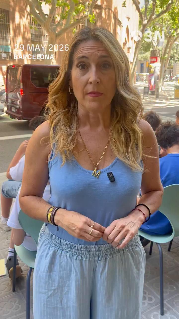 📚 Los alumnos de un colegio de Barcelona dan clases en la calle por el calor dentro de las aulas, donde se llegaron a alcanzar los 36 grados