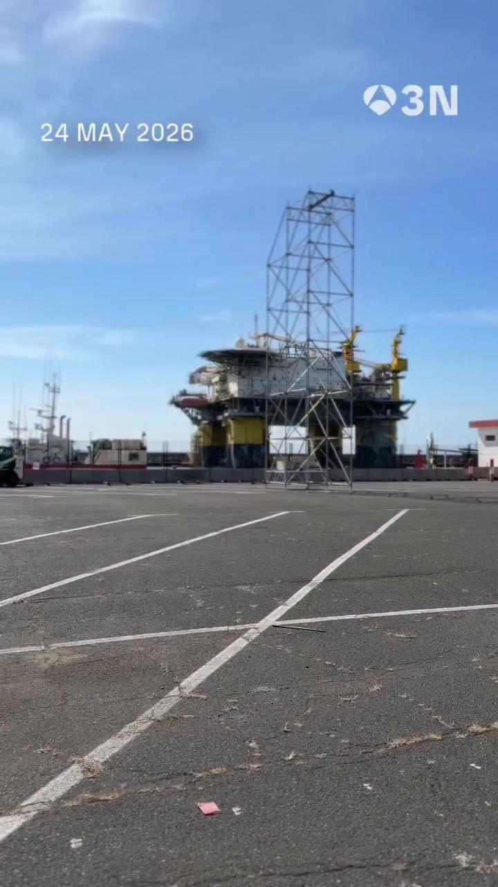 Más de 200 personas construyen el escenario papal en el puerto de Santa Cruz