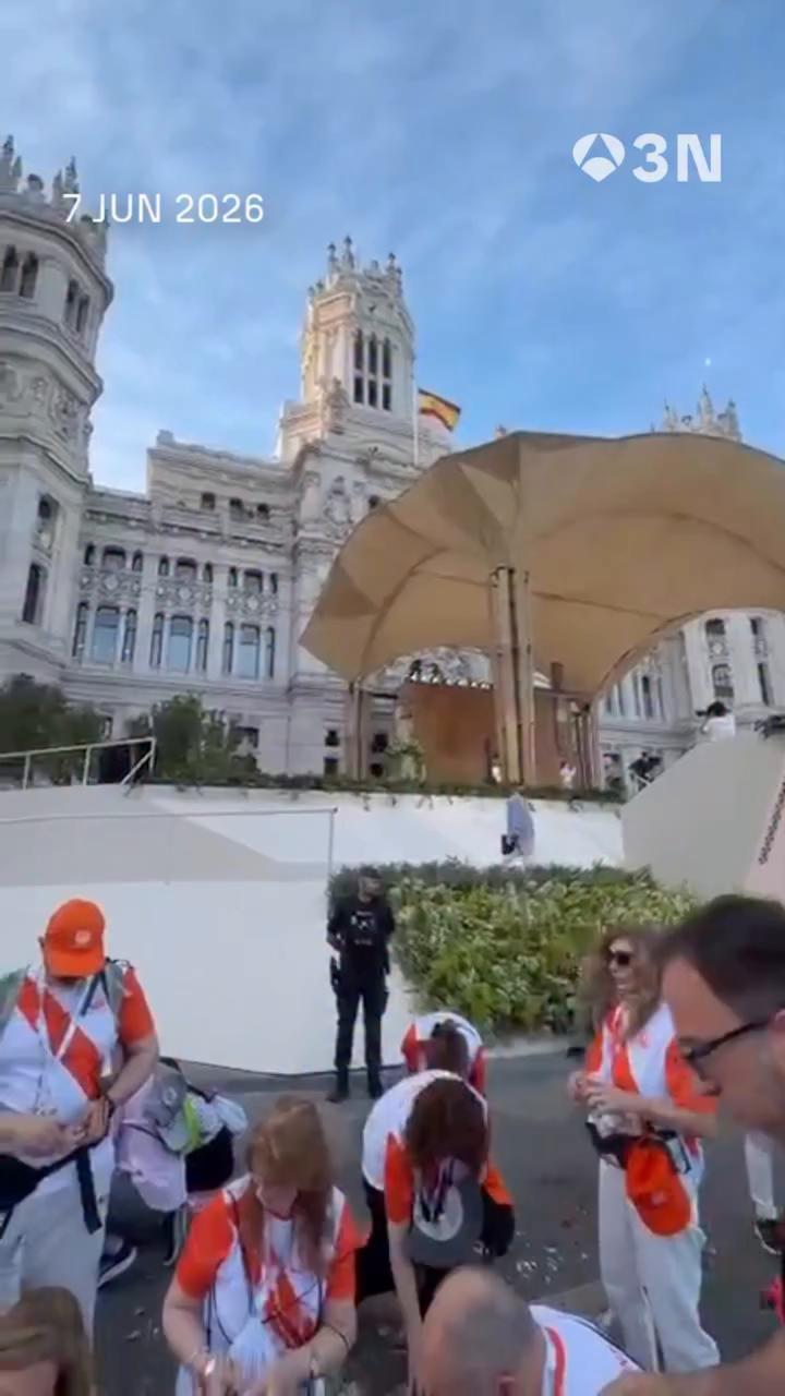 🌸 Varios voluntarios preparan desde hace horas miles de pétalos de claveles