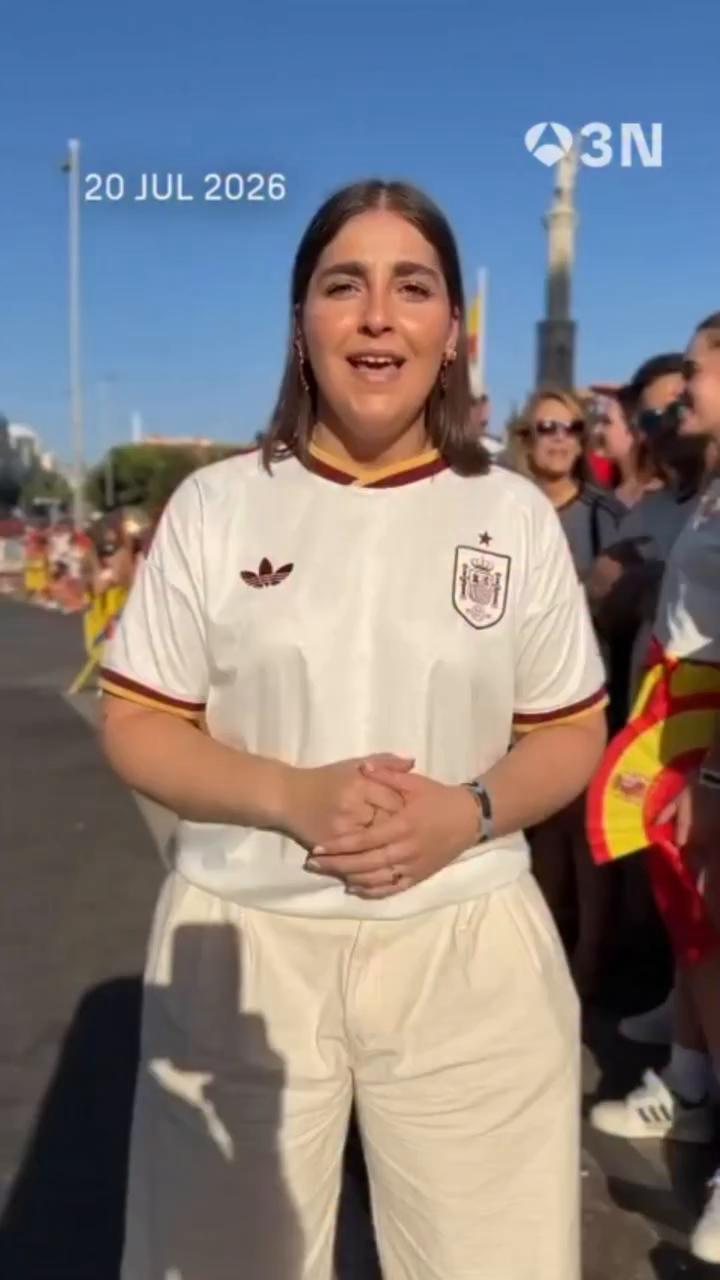 ⚽👏Gran expectación en Colón por parte de los cientos de aficionados que se concentran en la plaza para ver a la Selección, ganadora de su segundo Mundial
