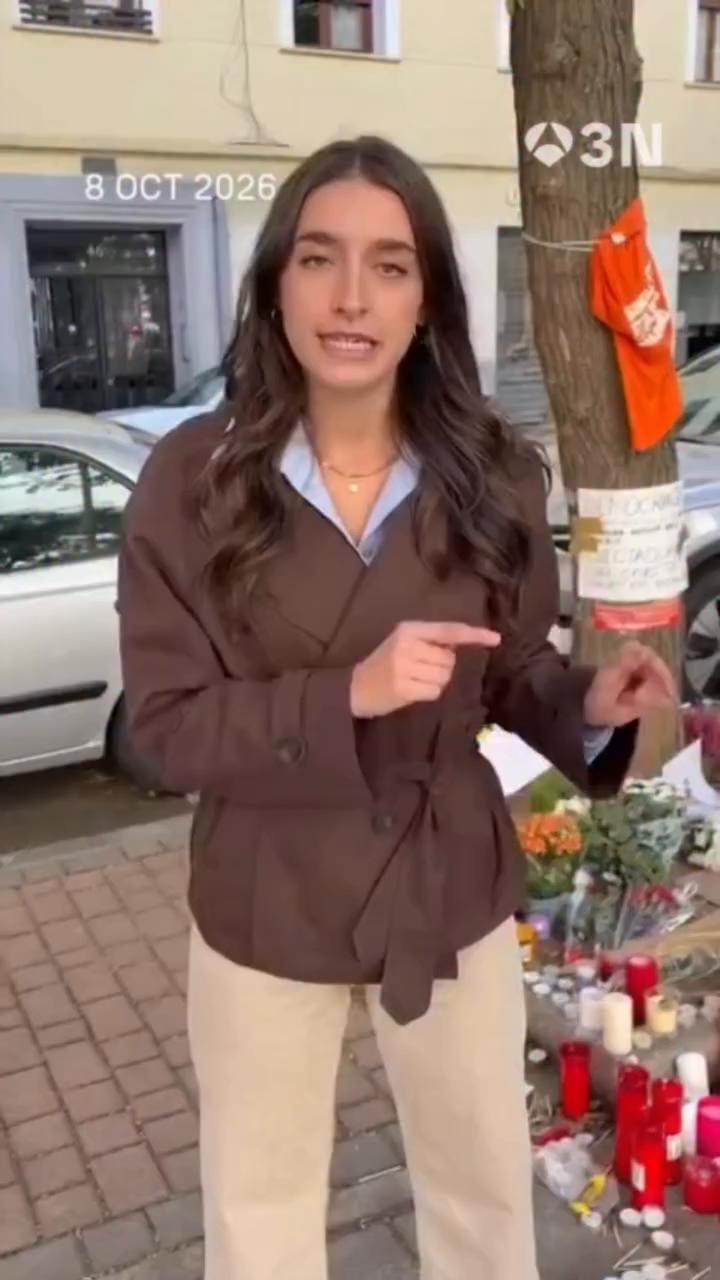 💐 Vecinos y ciudadanos ponen un altar enfrente de la casa donde vivió Maricarmen durante más de 70 años