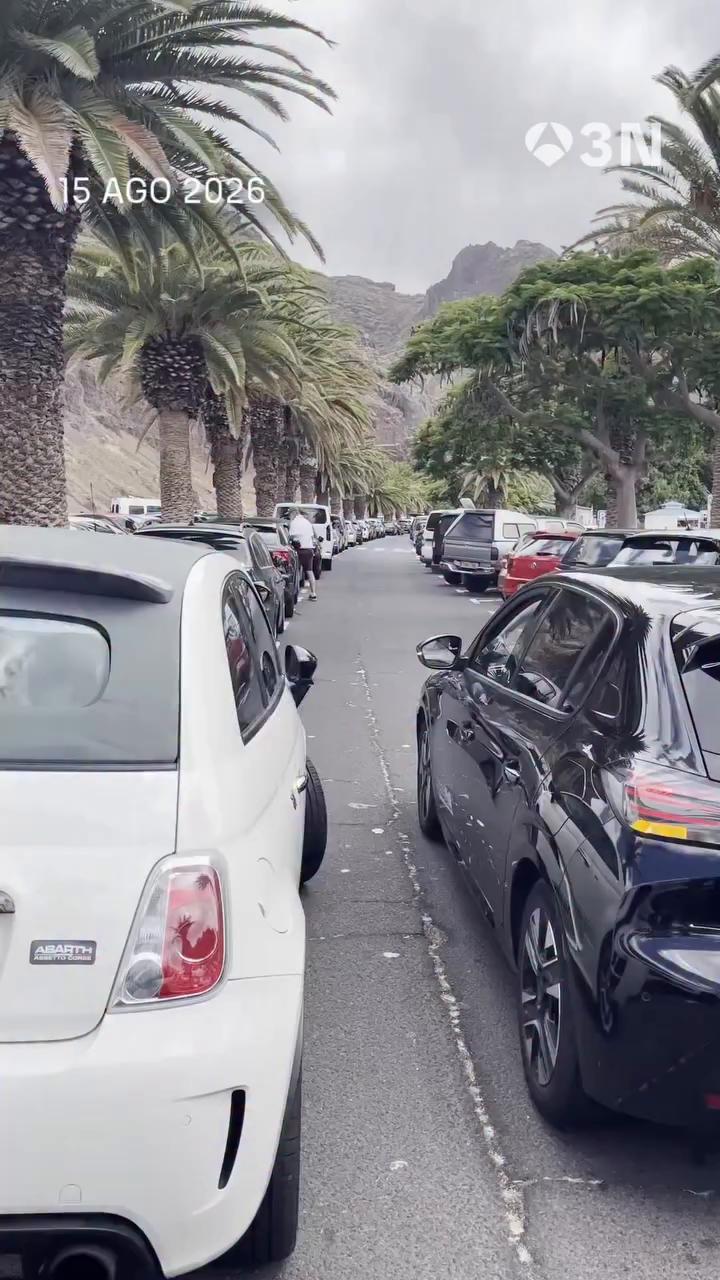 🚗 Colas interminables para aparcar en la playa en este día festivo