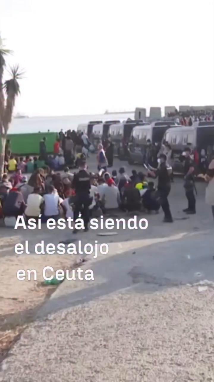🚔 Desalojan a más de 4.000 migrantes de la playa del Trampolín