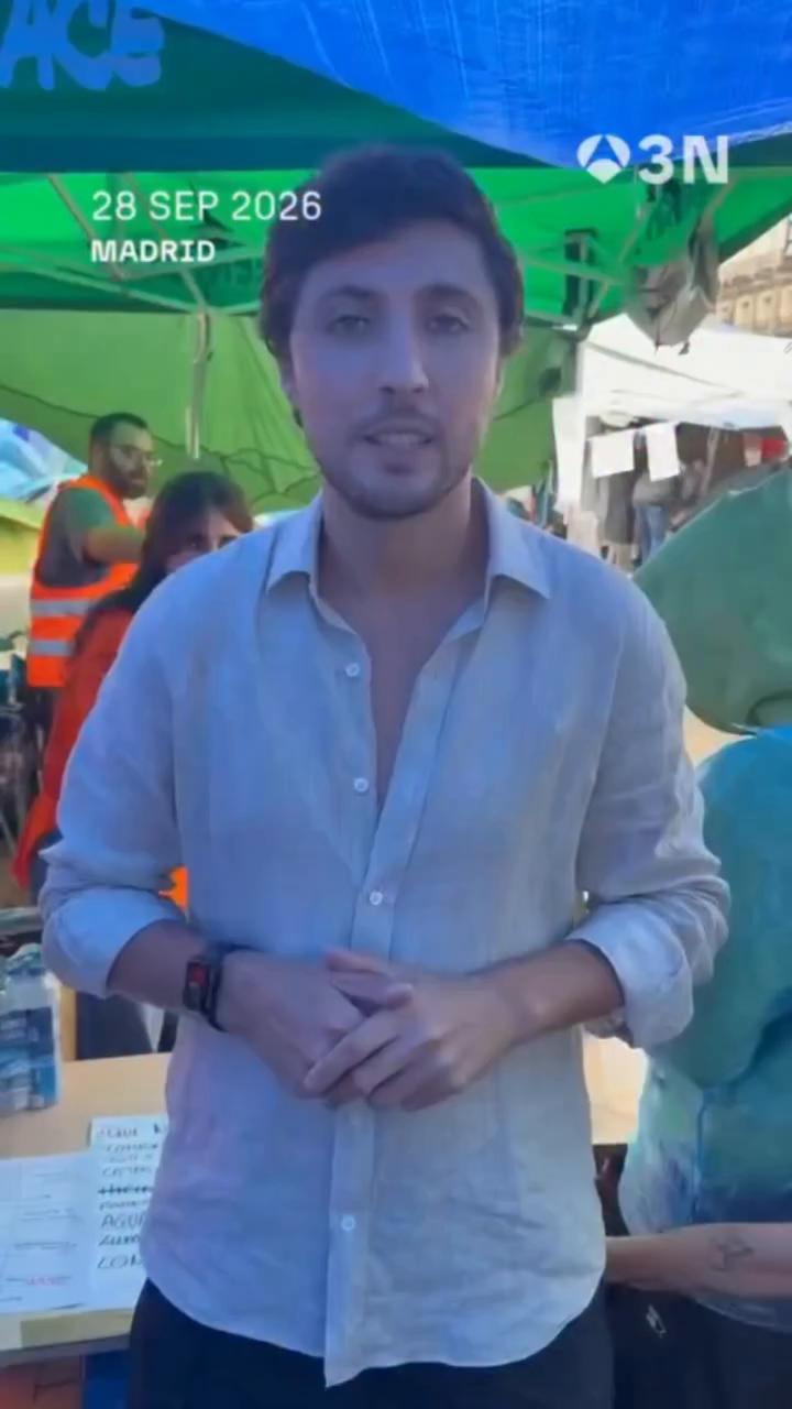 ⛺ Cientos de personas continúan improvisando en la acampada de la Puerta del Sol