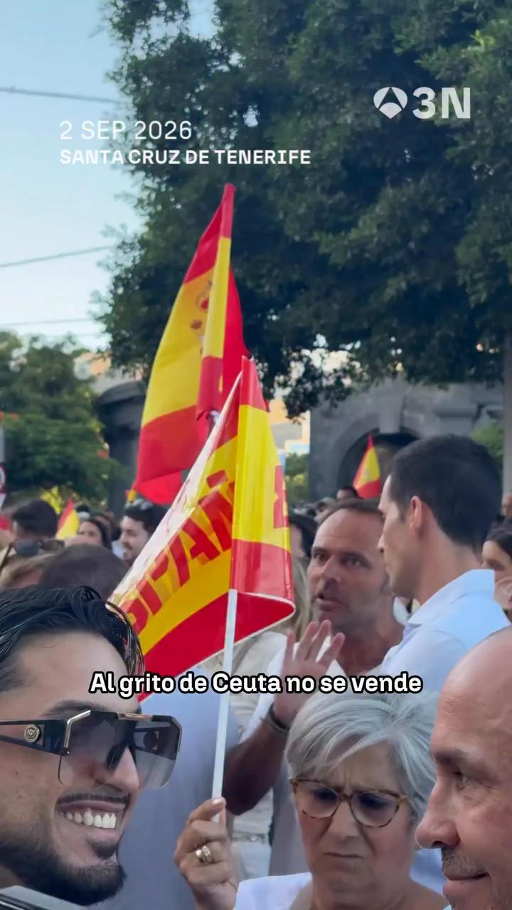 💥 Numerosas personas han salido a la calle para mostrar su apoyo a Ceuta en Santa Cruz de Tenerife