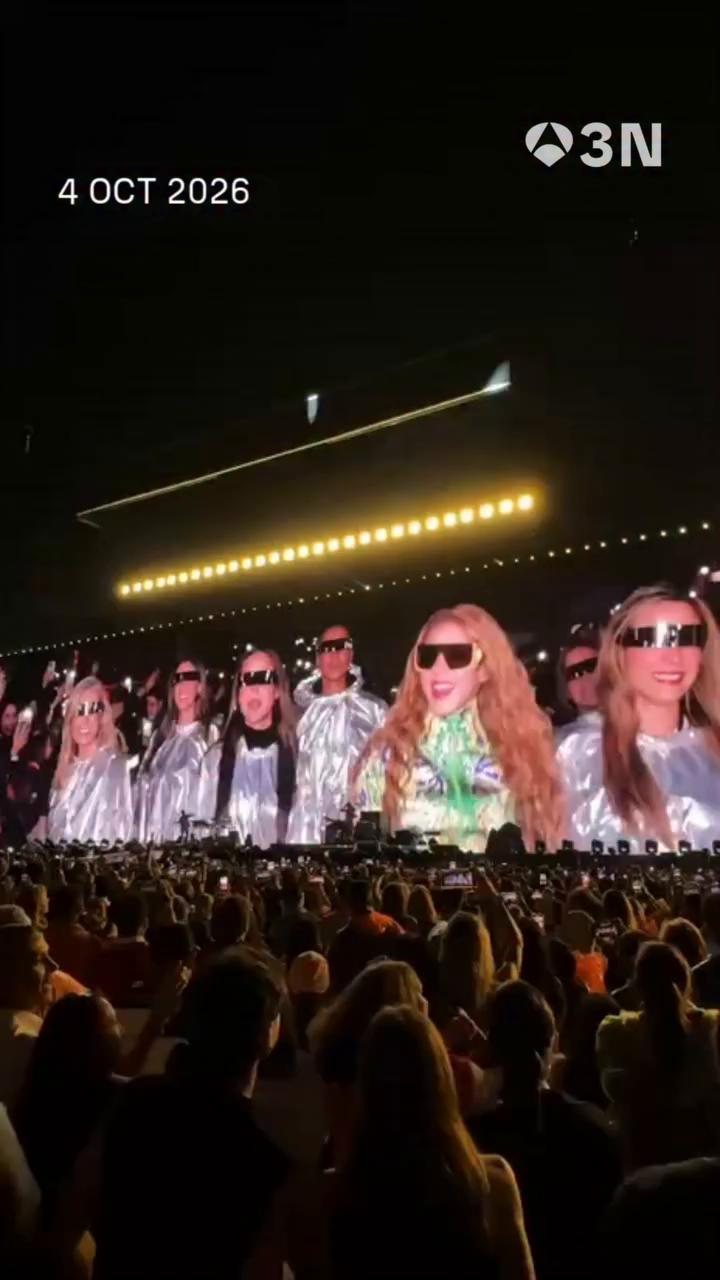 🐺🎶 ¡Nuestra presentadora @sandra_golpe camina con la mismísima @shakira en su concierto en Madrid!