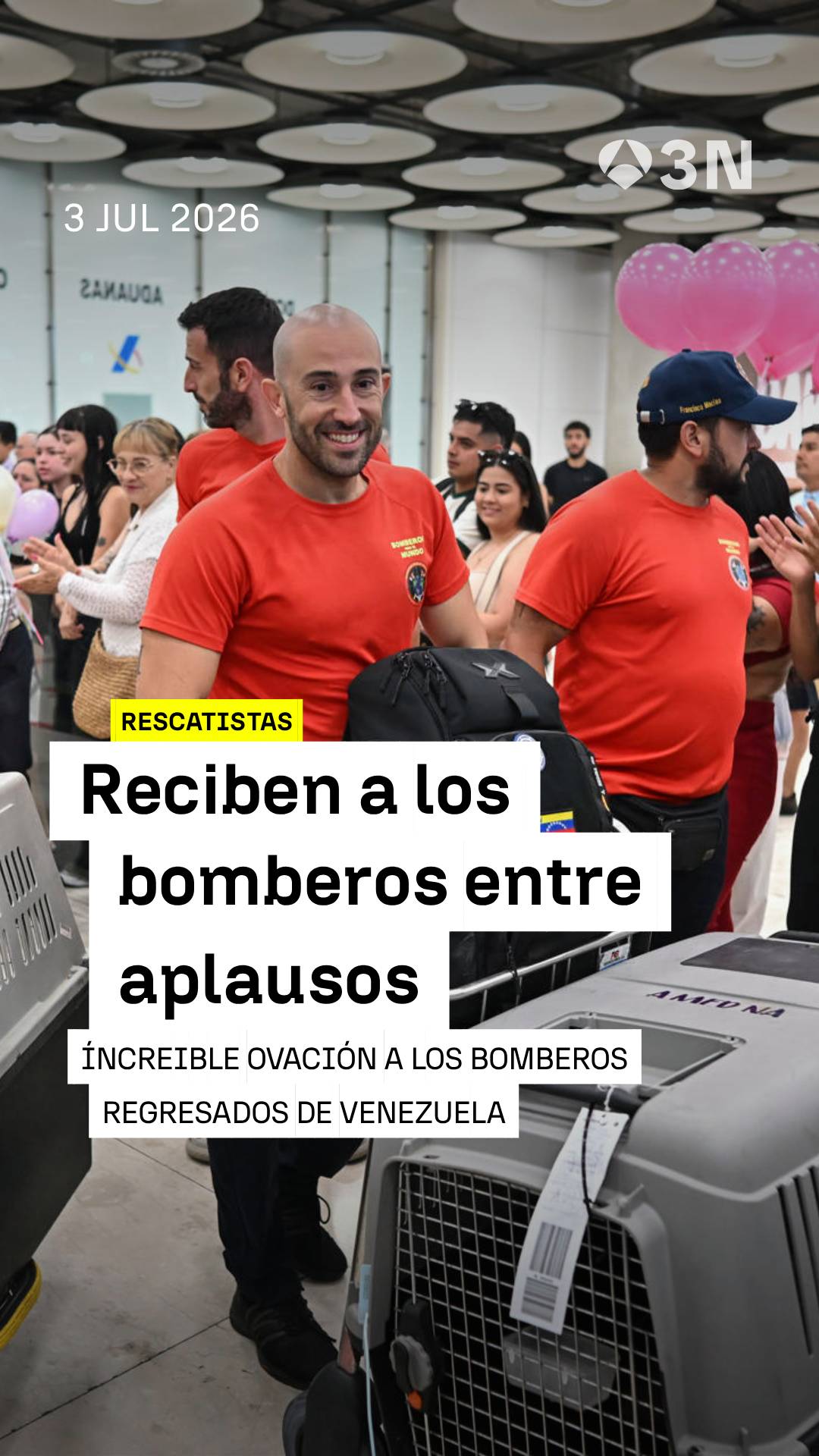 🚒 Entre ovaciones y aplausos han recibido en el Aeropuerto de Madrid a estos bomberos.