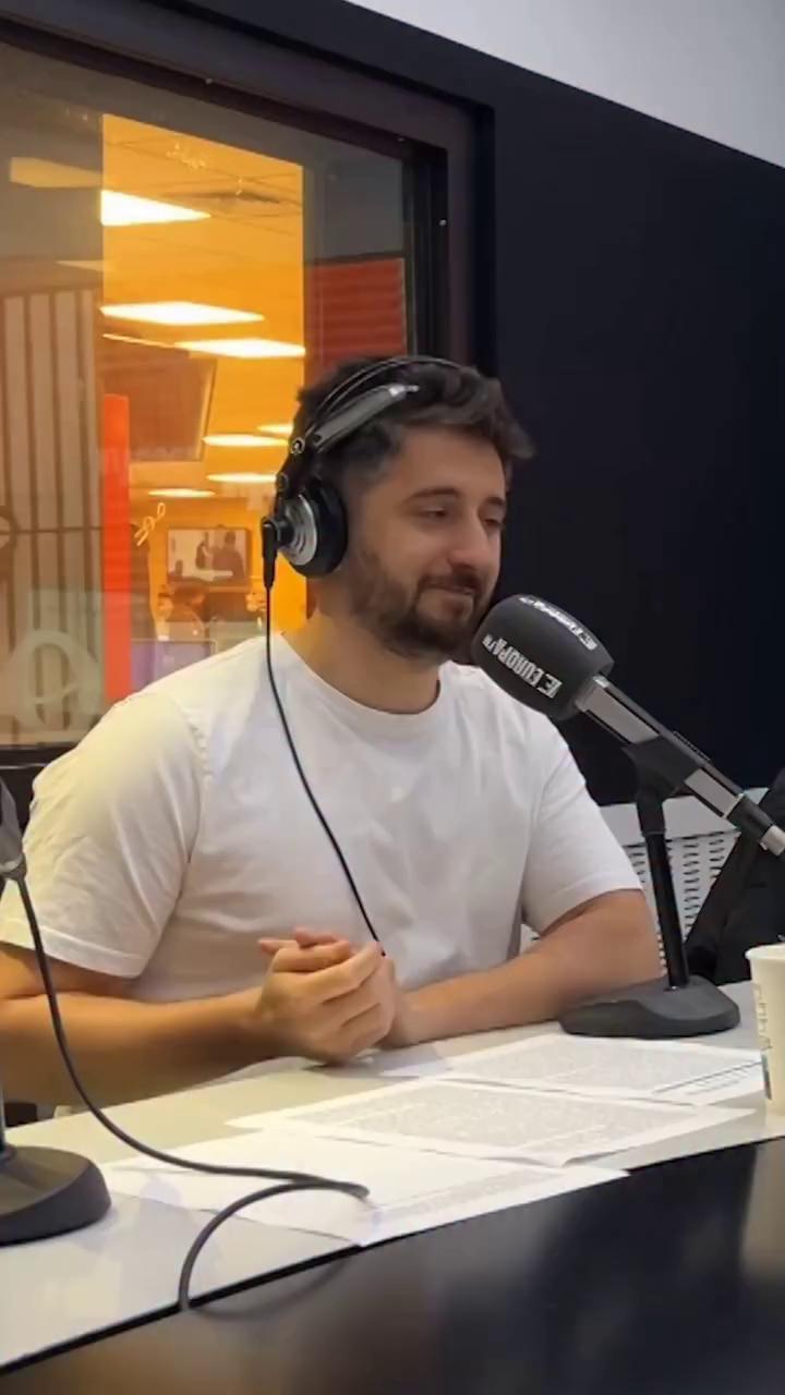 Ni un día sin darle lache a Alsina.