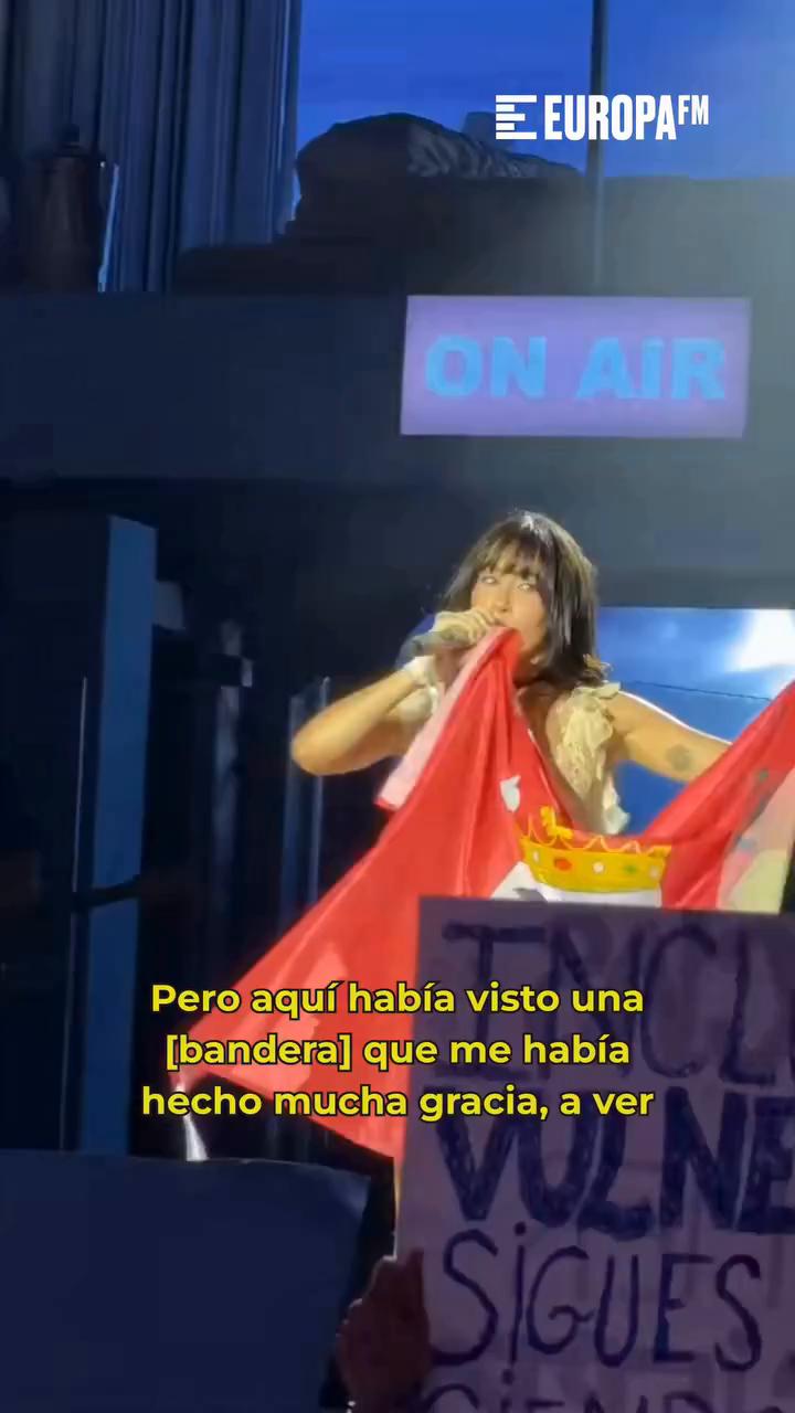 😂😍 Aitana enseña una bandera hecha por fans donde aparecen ella y Plex