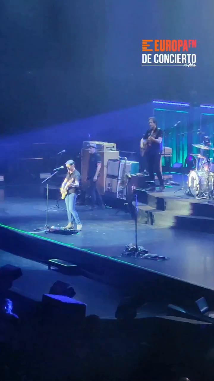 🔊🤯 Si subes el volumen del vídeo, escucharás a todo el Movistar Arena de Madrid cantando 'Soldadito marinero' con Fito & Fitipaldis