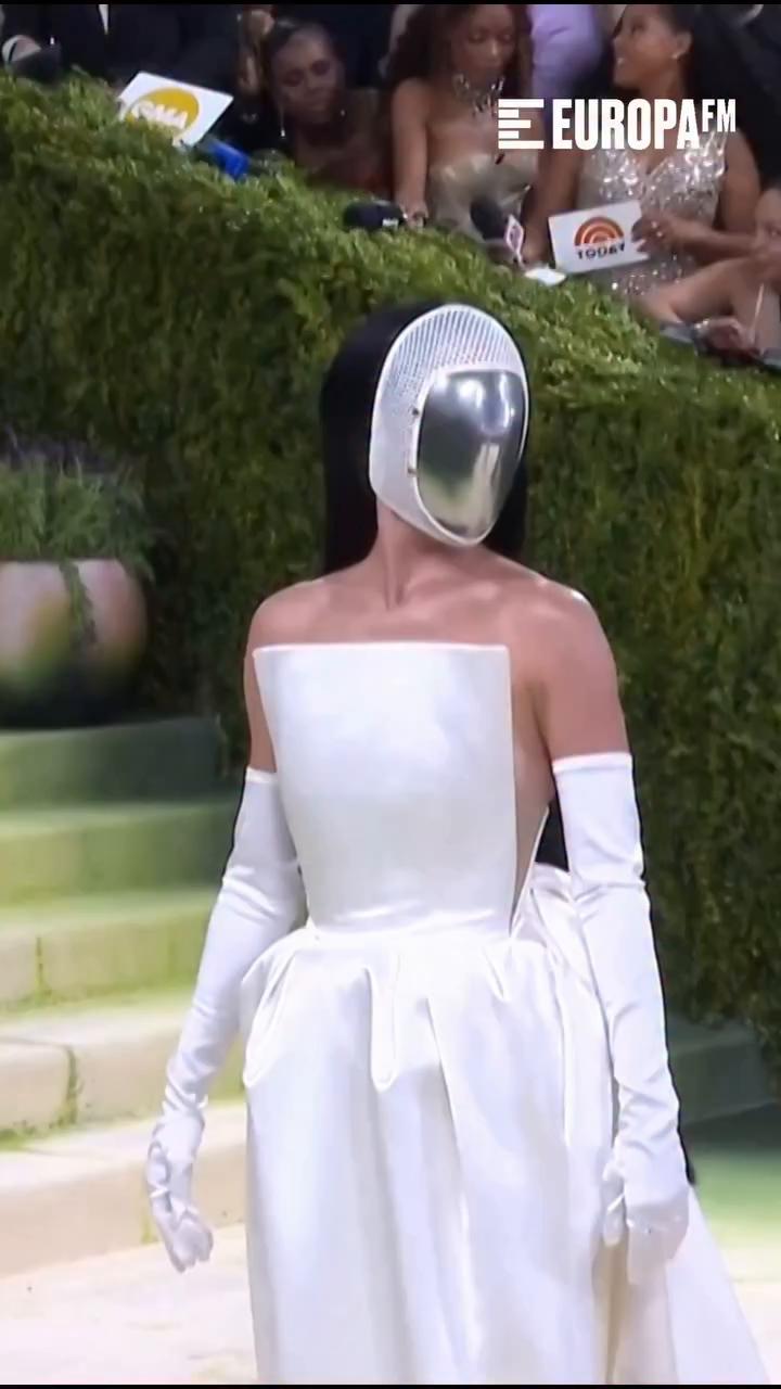 🔮Katy Perry ha sorprendido a lo grande en la Gala MET 2026 con un look inspirado en la IA, y como ella ha sido víctima de ella en otras ediciones del evento de Anna Wintour🫣✨