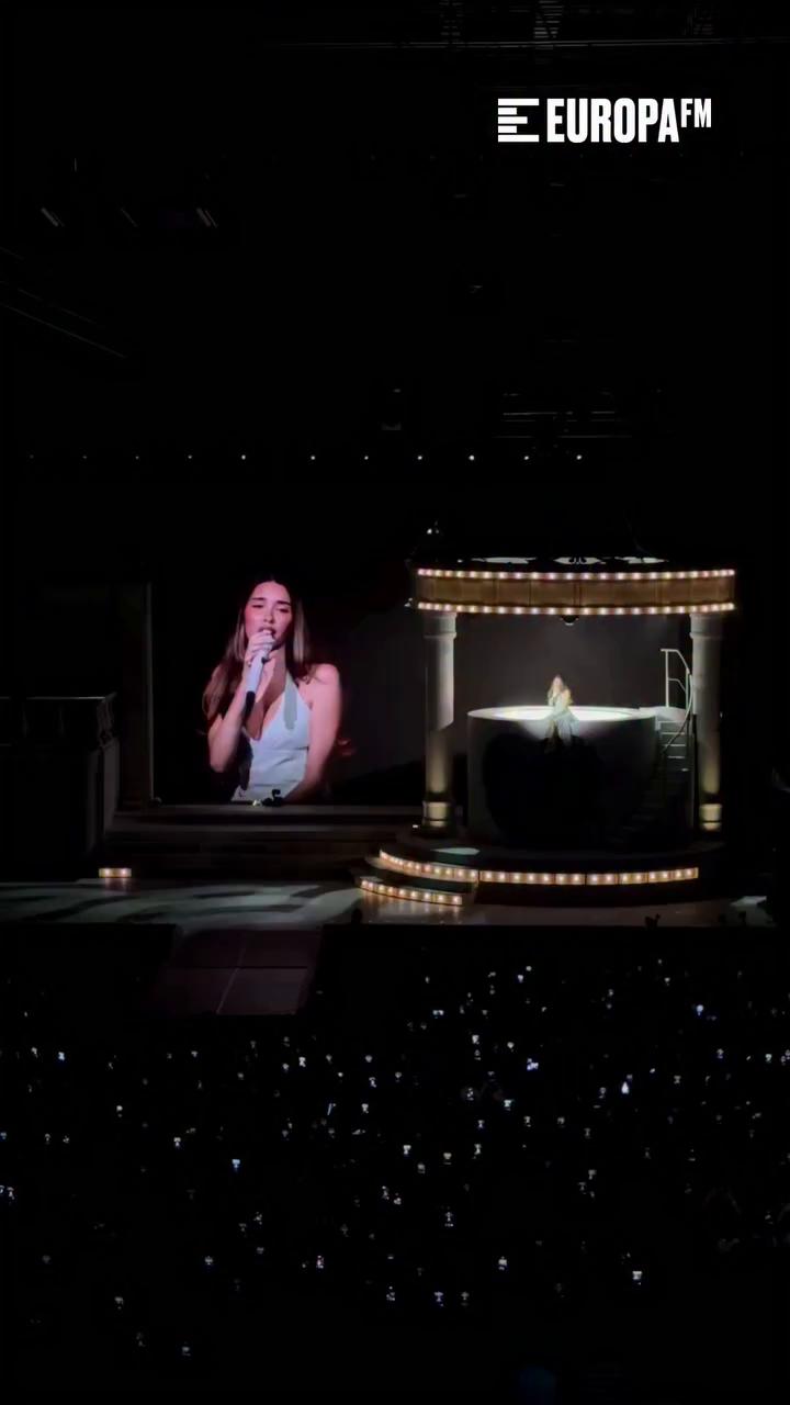 🙌🎶Madison Beer se dio un glamuroso baño de masas con su público español desde el Palacio Vistalegre de Madrid, en un concierto donde la artista derrochó complicidad con sus fans y esa elegancia musical que la caracteriza.