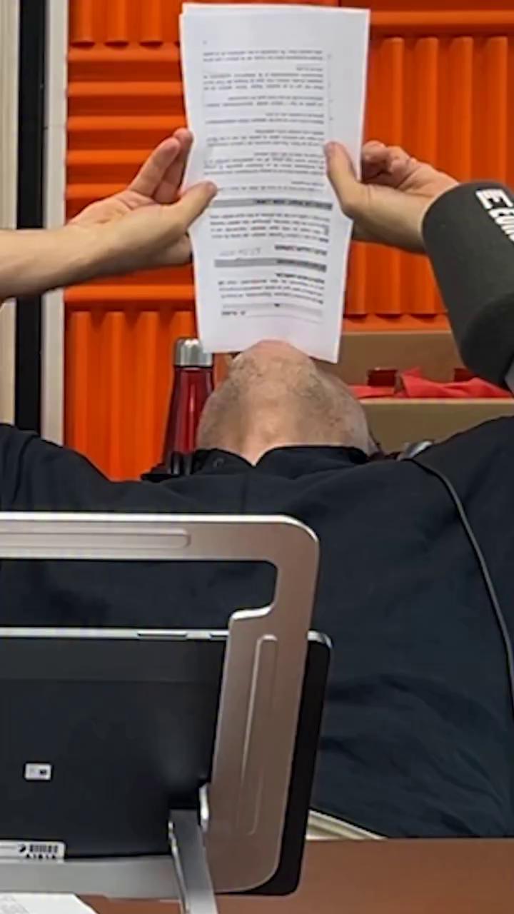 Le he visto ya todos los lunares al Caluntarner por favor dejad de hacerles fotos a él y Dua Lipa, dejad a los chavales que camelen.
