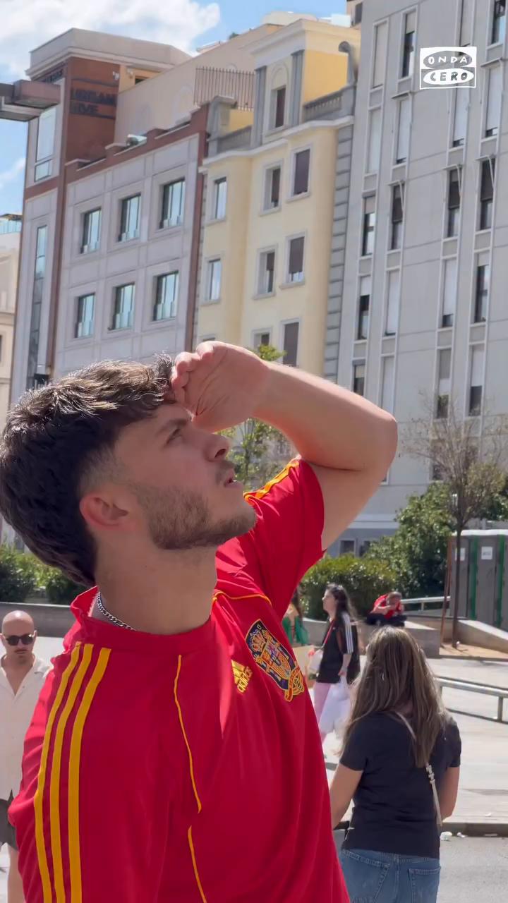 Publicidad ⚽🔥Vemos una lona que dice “La Roja tiene hambre” y hacemos lo que tocaba: preguntar a la afición 🇪🇸👇
