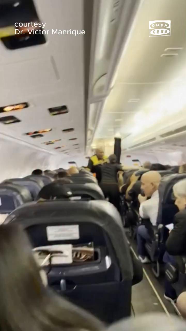 🛬 Pánico en el interior de un avión en el aeropuerto en pleno terremoto de Venezuela