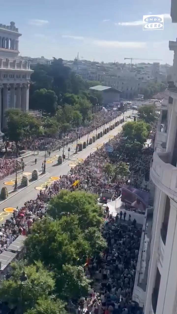 ☀️ Al ritmo de los abanicos ha llegado el papa León XIV a la plaza de Cibeles para celebrar la Santa Misa.