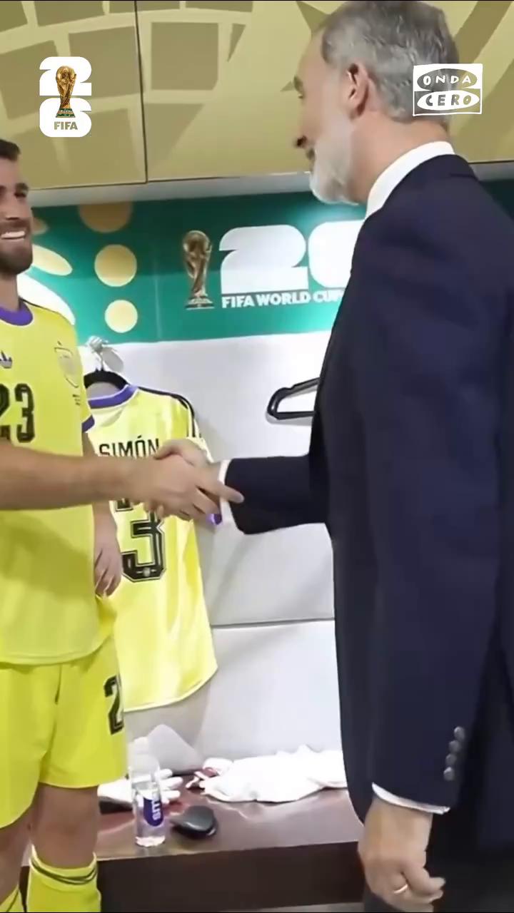 👑 El rey Felipe VI felicita a los jugadores de la selección en el vestuario del estadio de Guadalajara tras la victoria ante Uruguay: 