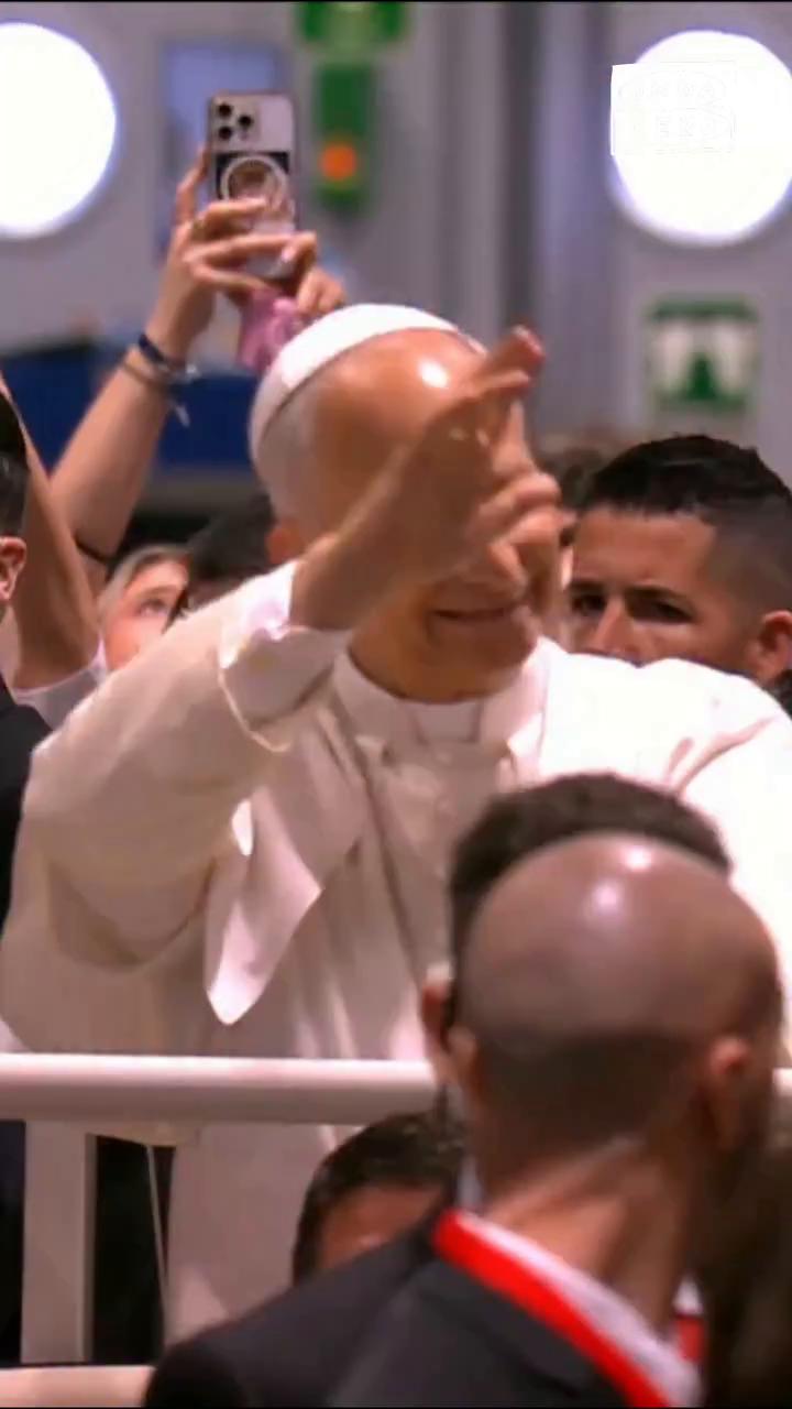 🔴 El papa se despide de cientos de voluntarios en su último acto en Madrid antes de poner rumbo a Barcelona