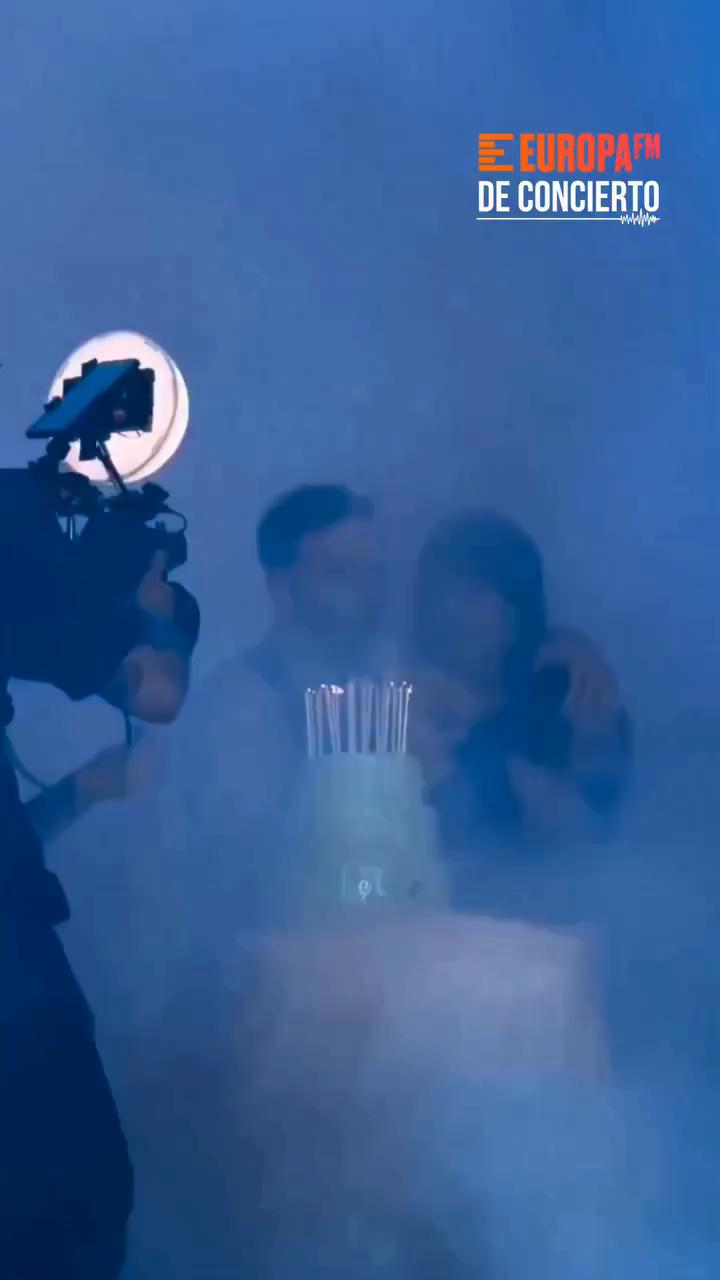 🎂 Aitana sopla las velas de su 27.º cumpleaños junto al bailarín Manu Rico