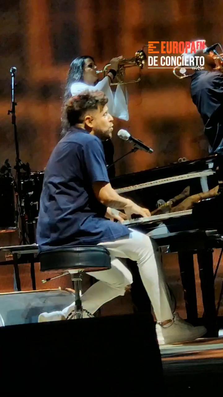 🎹 Pablo López se funde con el público al cantar 'El niño del espacio' en las Noches del Botánico de Madrid