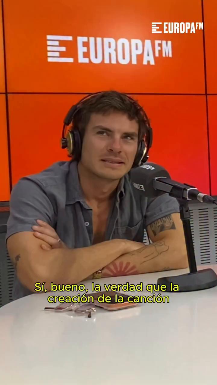 🤩🎶Andrés Koi y Taburete se unieron en 'Choque de planetas', una canción que salió después de una comida de amigos, y cuyo videoclip grabaron en directo🎙️