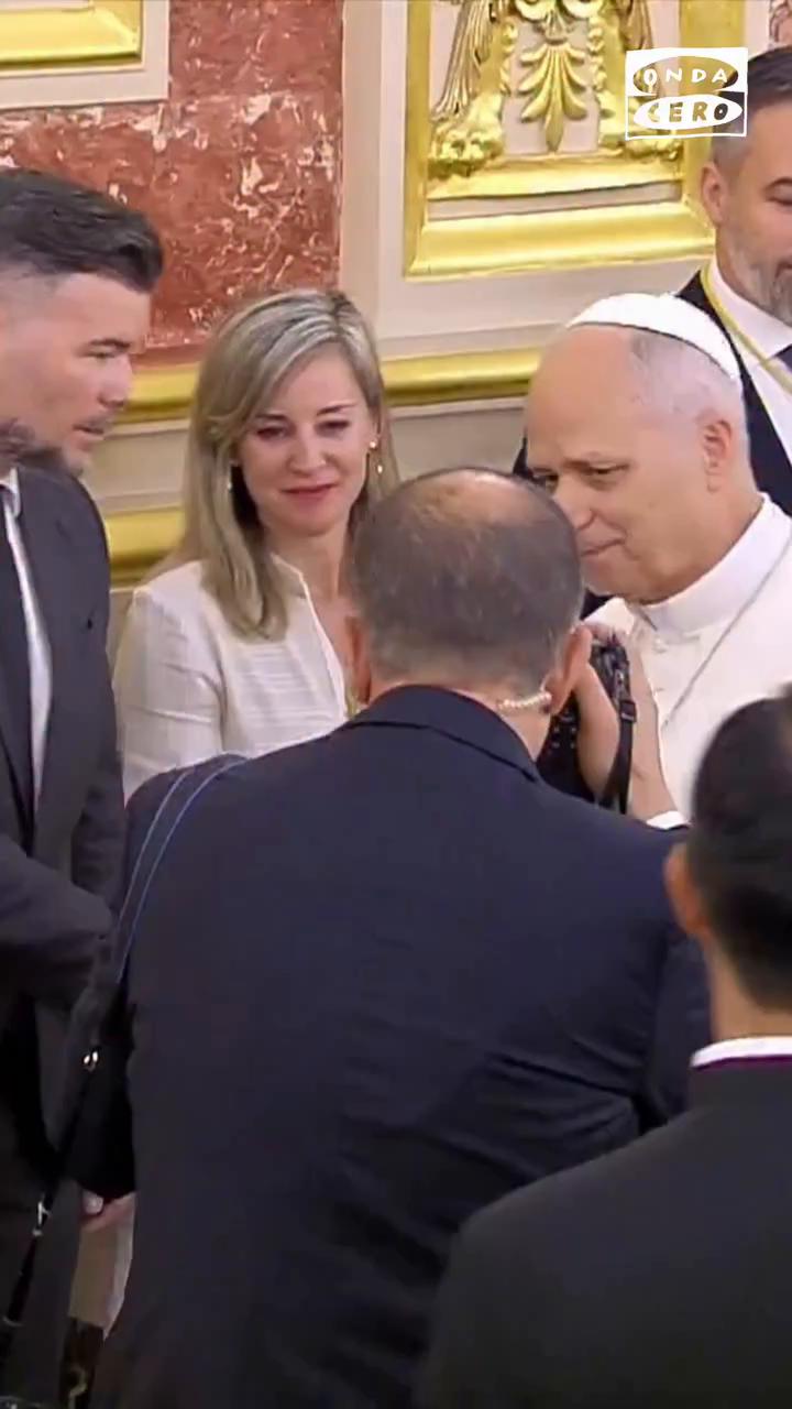 📹 El momento en el que Míriam Nogueras coge la mano del Papa para pedirle que hable catalán en Barcelona