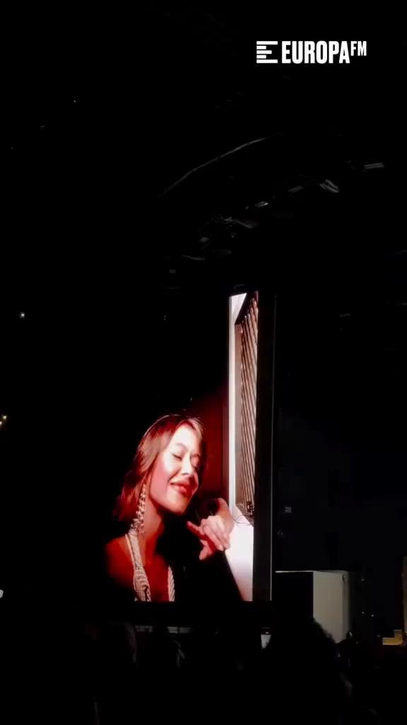 🇨🇴 El confesionario del 'LUX Tour' de Rosalía ha tenido una nueva invitada en su primer concierto en Bogotá: Juliana Velásquez.