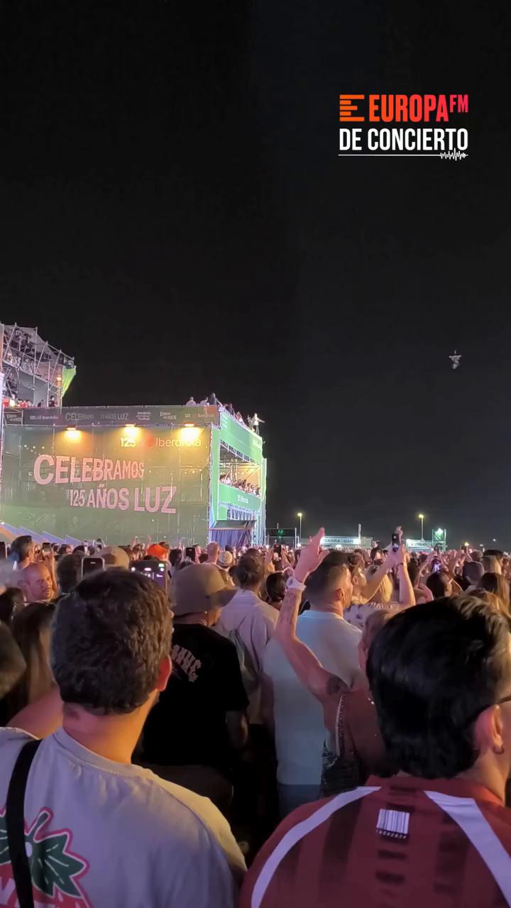 🤯Twenty One Pilots desató la locura en el festival Mad Cool de Madrid al empezar a cantar su hit 'Ride' con Tyler Joseph cantando desde la torre frente al escenario, para terminar subiendo a uno de los miembros de seguridad a la tarim con él.