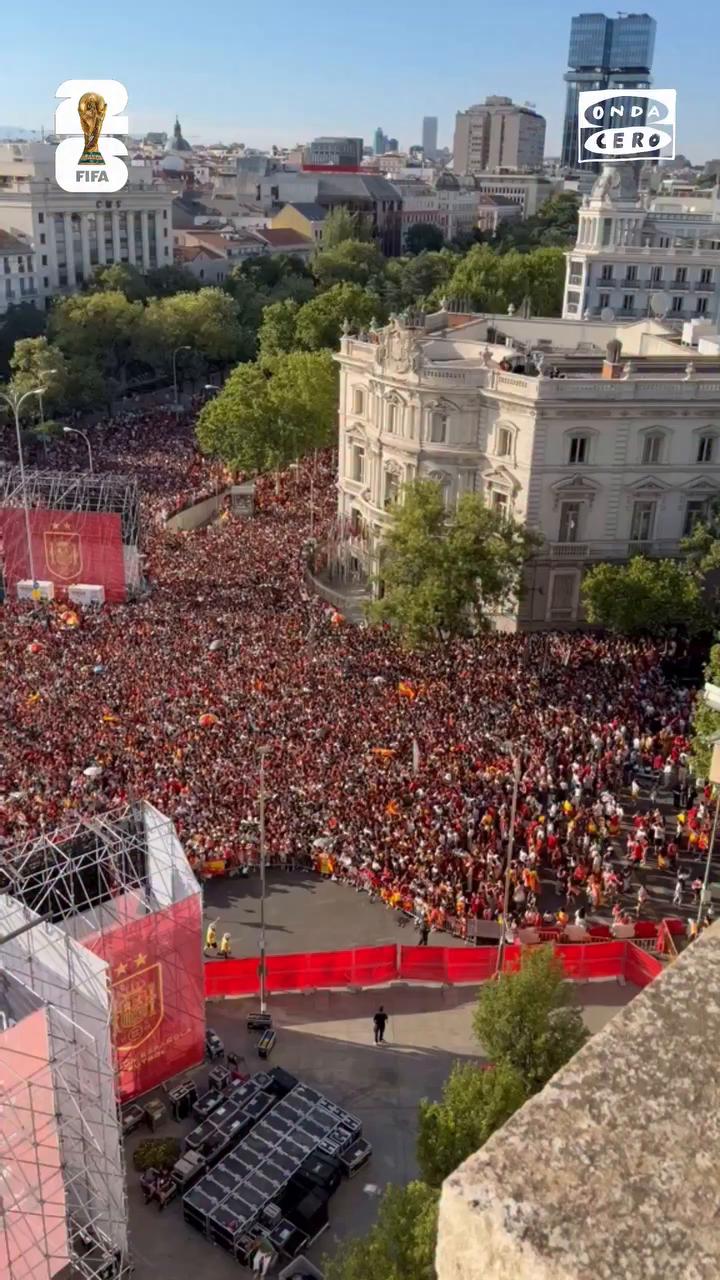 🇪🇸🏆 Miles de personas esperan a los campeones del mundo en la Plaza de Cibeles