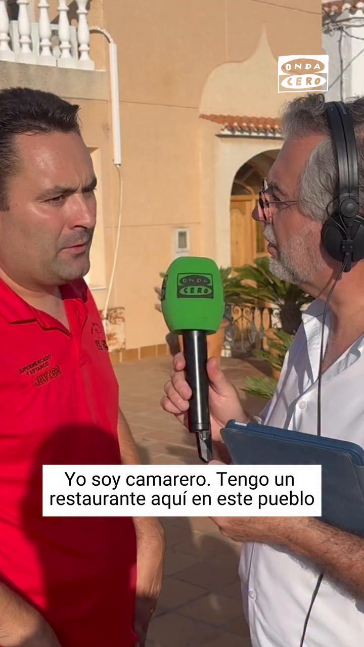 📍📻 Javier, camarero y dueño de un bar y un supermercado en Bédar, decidió abrir su comercio unas horas el sábado por la mañana para atender a los vecinos que no habían evacuado la zona: 