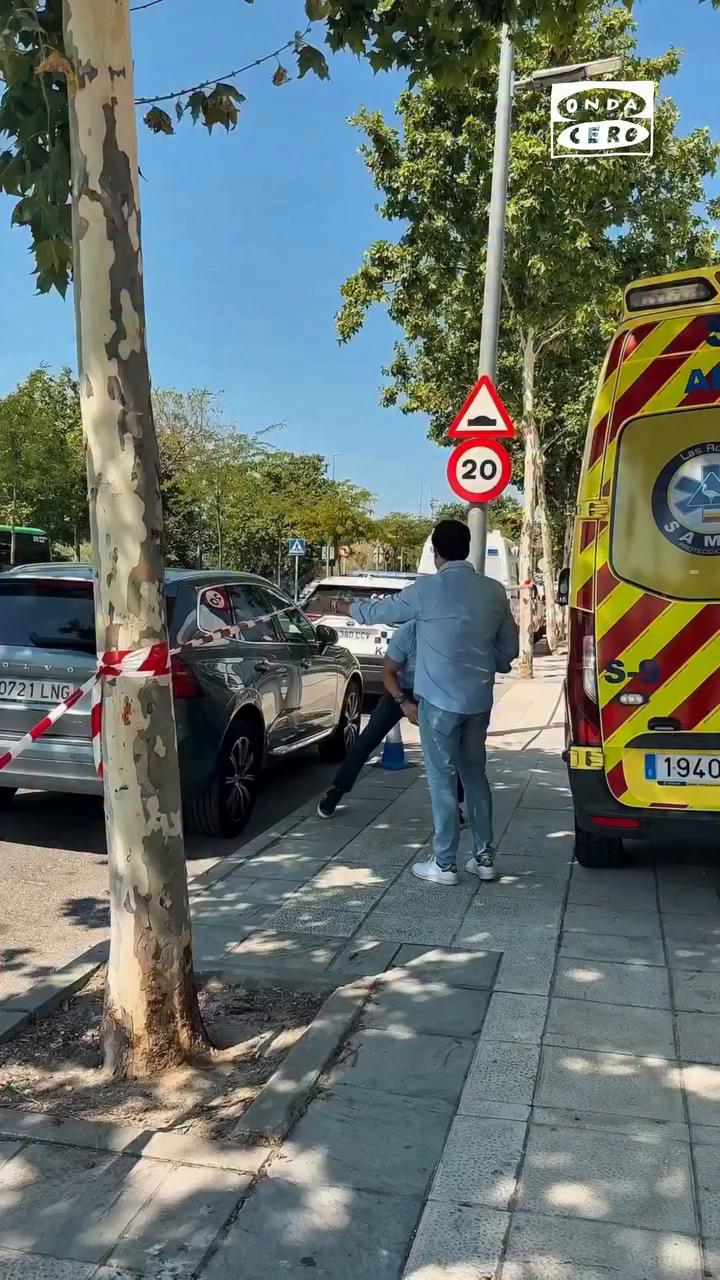 ⚽️🇪🇸 Luis de la Fuente visita a los vecinos de Las Rozas (Madrid) desalojados por los incendios