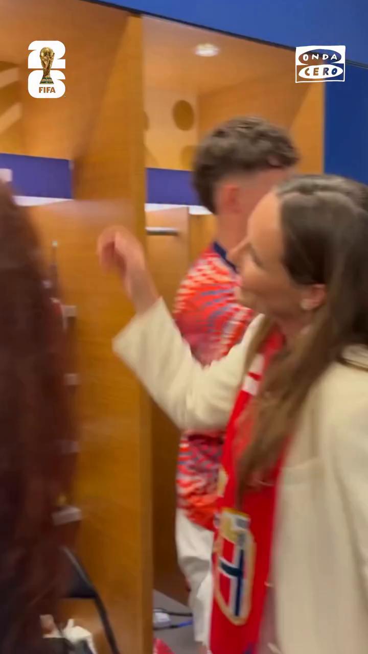 🇳🇴 El viral abrazo de Haaland sin camiseta a la princesa Ingrid de Noruega tras la histórica eliminación de Brasil.