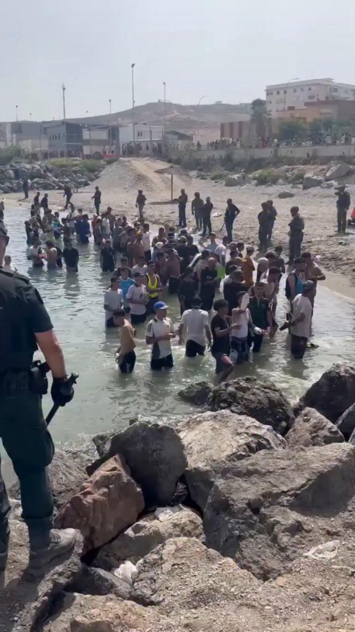 🔴Jóvenes marroquíes son retenidos en el agua para evitar su entrada en Ceuta