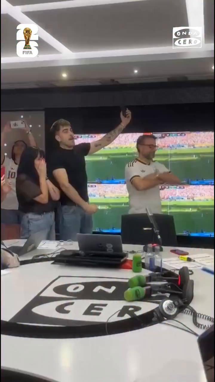 🥹📻 Así hemos vivido el pitido final en el estudio de Onda Cero con el equipo de @Radioestadio 🇪🇸
