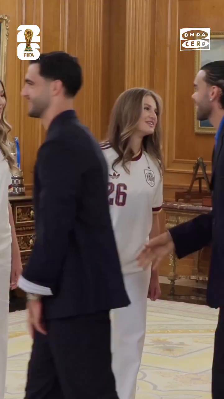 🤝🏻 El saludo entre Leonor y Ferran Torres dejó uno de los momentos más comentados de la celebración de España