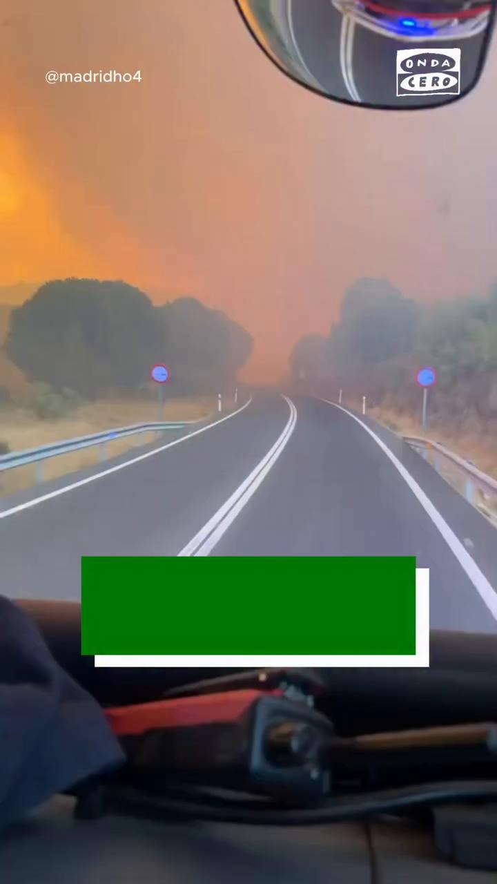 🔥 El impactante vídeo de unos bomberos conduciendo por una carretera en llamas.