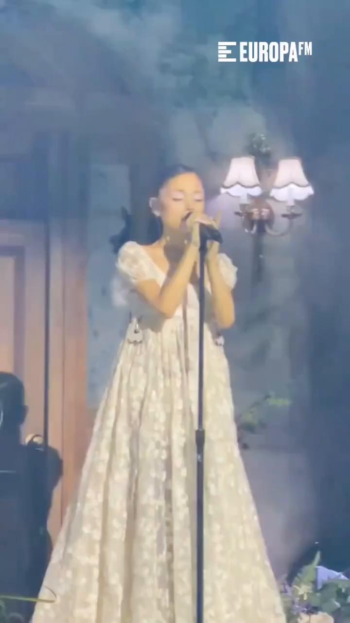 🤩❗ Ariana Grande canta en primicia 'petal', su nuevo single