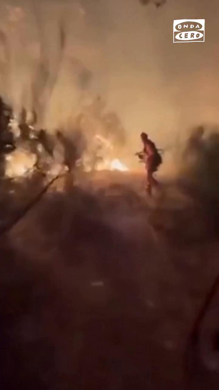 👨‍🚒 Bomberos trabajan en la extinción del incendio en Fermoselle (Zamora), con nivel de peligrosidad máximo