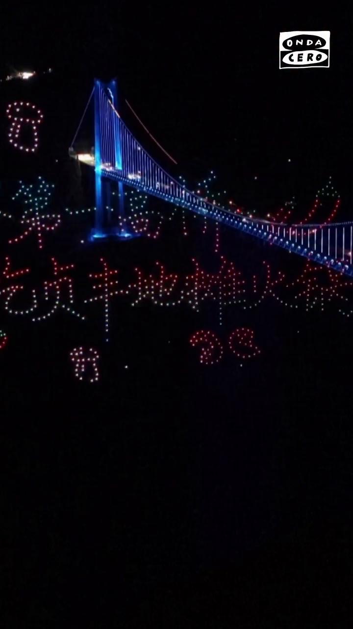 🎆 Un espectáculo de drones ilumina el puente más alto del mundo en Guizhou, China