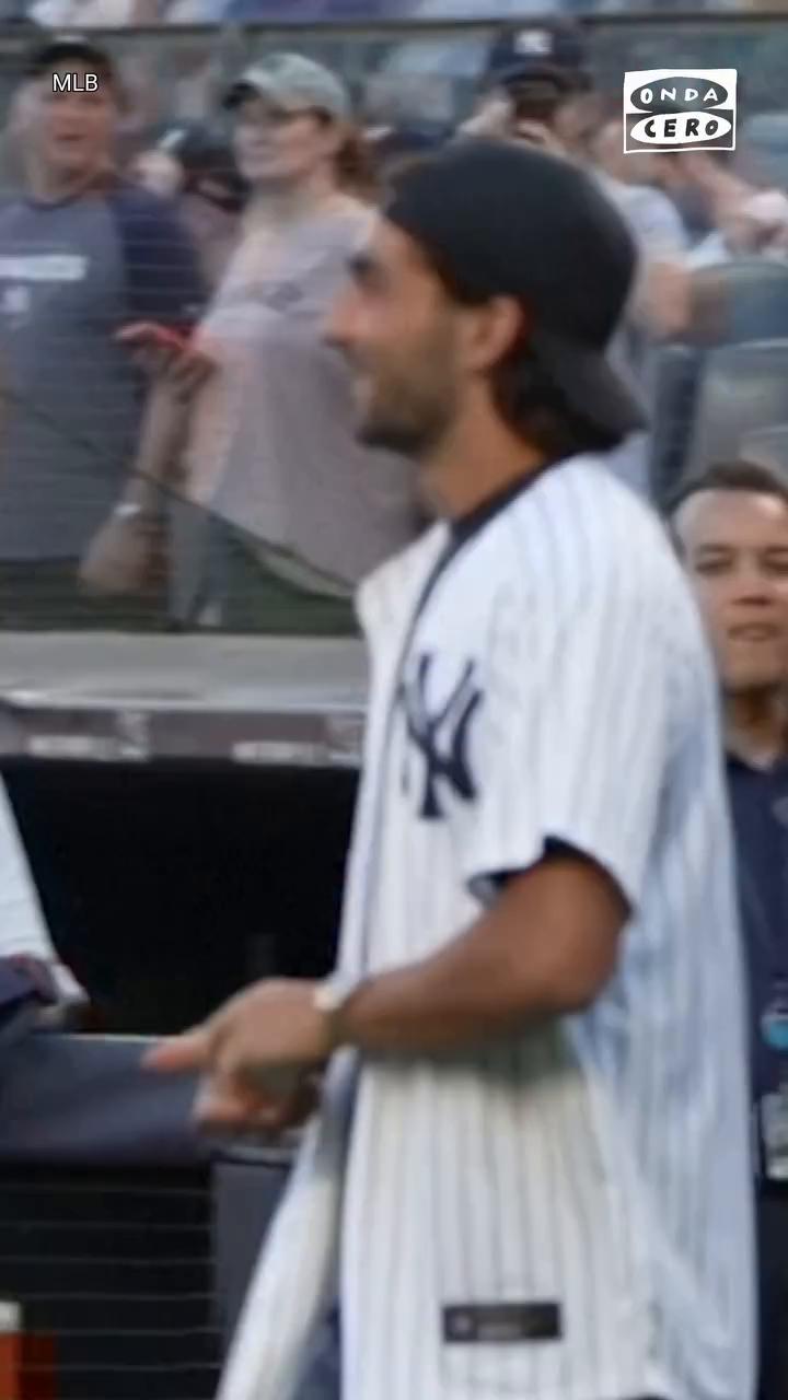 ⚾️ Ferrán Torres hace el saque de honor en un partido de los New York Yankees