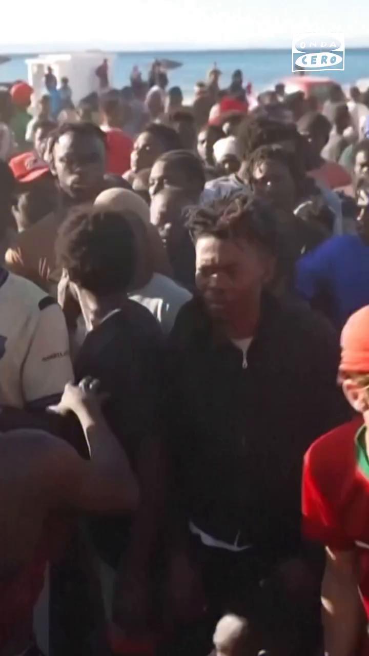 🆘 Voluntarios de Cruz Roja reparten agua y comida a los migrantes en Ceuta